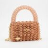 Sac artisanal Farah de Patrinova en perles de cristal de haute qualité couleur beige rosé avec chaîne fine en acier inoxydable.