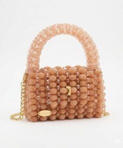 Sac artisanal Farah de Patrinova en perles de cristal de haute qualité couleur beige rosé avec chaîne fine en acier inoxydable.