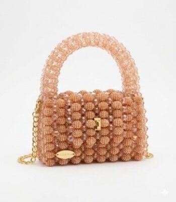 sac-artisanal-farah-perles-cristal-beige-rose-patrinova.jpg Sac artisanal Farah de Patrinova en perles de cristal de haute qualité couleur beige rosé avec chaîne fine en acier inoxydable.