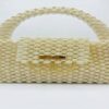 Sac à main artisanal « حبات السكر » de Patrinova en micro-perles premium blanc cassé avec finitions dorées et plaque signature. حقيبة يد بيضاء للمناسبات والأعراس (Sac à main blanc pour événements et mariages) حقيبة يد حبات السكر مصنوعة يدويا (Sac à main Habat Es-Sokkar fait main) صناعة تقليدية تونسية فاخرة بالخرز (Artisanat traditionnel tunisien de luxe en perles) حقيبة عروس تونسية راقية (Sac de mariée tunisienne raffiné)