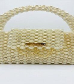 Sac à main artisanal « حبات السكر » de Patrinova en micro-perles premium blanc cassé avec finitions dorées et plaque signature. حقيبة يد بيضاء للمناسبات والأعراس (Sac à main blanc pour événements et mariages) حقيبة يد حبات السكر مصنوعة يدويا (Sac à main Habat Es-Sokkar fait main) صناعة تقليدية تونسية فاخرة بالخرز (Artisanat traditionnel tunisien de luxe en perles) حقيبة عروس تونسية راقية (Sac de mariée tunisienne raffiné)