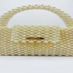 sac-artisanal-habat-es-sokkar-perles-blanc-casse-patrinova.jpg Sac à main artisanal « حبات السكر » de Patrinova en micro-perles premium blanc cassé avec finitions dorées et plaque signature. حقيبة يد بيضاء للمناسبات والأعراس (Sac à main blanc pour événements et mariages) حقيبة يد حبات السكر مصنوعة يدويا (Sac à main Habat Es-Sokkar fait main) صناعة تقليدية تونسية فاخرة بالخرز (Artisanat traditionnel tunisien de luxe en perles) حقيبة عروس تونسية راقية (Sac de mariée tunisienne raffiné)
