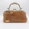 Sac à main artisanal Bariq de Patrinova en perles de cristal Bombom irisé avec grand fermoir ornemental vintage doré et chaîne en acier inoxydable. حقيبة يد براقة للمناسبات (Sac à main étincelant pour cérémonies) حقيبة يد كلاسيكية بقفل ذهبي (Sac à main classique avec fermoir doré) صناعة تقليدية تونسية فاخرة (Artisanat traditionnel tunisien de luxe) حقيبة يد مصنوعة يدويا بالخرز اللامع (Sac à main fait main en perles brillantes)