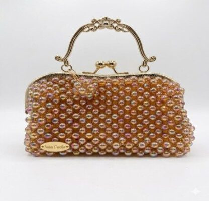 sac-bariq-perles-irisees-fermoir-vintage-patrinova.jpg Sac à main artisanal Bariq de Patrinova en perles de cristal Bombom irisé avec grand fermoir ornemental vintage doré et chaîne en acier inoxydable. حقيبة يد براقة للمناسبات (Sac à main étincelant pour cérémonies) حقيبة يد كلاسيكية بقفل ذهبي (Sac à main classique avec fermoir doré) صناعة تقليدية تونسية فاخرة (Artisanat traditionnel tunisien de luxe) حقيبة يد مصنوعة يدويا بالخرز اللامع (Sac à main fait main en perles brillantes)