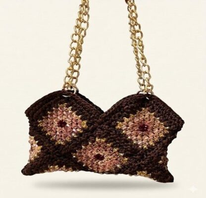 sac-rose-chocolat-cordon-tresse-perles-cristal-patrinova Sac à main de soirée Rose Chocolat de Patrinova en cordon tressé marron avec motifs de roses en perles de cristal et anses chaîne dorée. حقيبة يد مطرزة بالخرز باللون البني (Sac à main brodé en perles couleur marron) حقيبة يد مصنوعة يدويا من الحبل (Sac à main fait main en cordon) صناعة تقليدية تونسية فاخرة للمناسبات (Artisanat traditionnel tunisien de luxe pour événements) حقيبة سهرة تونسية بتصميم وردة (Sac de soirée tunisien avec design de rose)