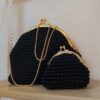 Ensemble duo Harmonie de Patrinova comprenant une pochette noire en crochet fait main et un porte-monnaie coordonné avec fermoirs cliquet dorés. طقم حقيبة يد ومحفظة أسود ملكي (Ensemble sac à main et porte-monnaie noir royal) حقيبة كروشيه سوداء مصنوعة يدويا بقفل ذهبي (Sac en crochet noir fait main avec fermoir doré) صناعة تقليدية تونسية فاخرة للهدايا (Artisanat traditionnel tunisien de luxe pour cadeaux) طقم بوشيت ومحفظة نقود أسود مكثف (Ensemble pochette et porte-monnaie noir intense)