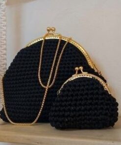 Ensemble duo Harmonie de Patrinova comprenant une pochette noire en crochet fait main et un porte-monnaie coordonné avec fermoirs cliquet dorés. طقم حقيبة يد ومحفظة أسود ملكي (Ensemble sac à main et porte-monnaie noir royal) حقيبة كروشيه سوداء مصنوعة يدويا بقفل ذهبي (Sac en crochet noir fait main avec fermoir doré) صناعة تقليدية تونسية فاخرة للهدايا (Artisanat traditionnel tunisien de luxe pour cadeaux) طقم بوشيت ومحفظة نقود أسود مكثف (Ensemble pochette et porte-monnaie noir intense)