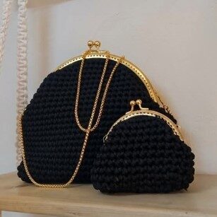 ensemble-duo-harmonie-pochette-porte-monnaie-noir-patrinova Ensemble duo Harmonie de Patrinova comprenant une pochette noire en crochet fait main et un porte-monnaie coordonné avec fermoirs cliquet dorés. طقم حقيبة يد ومحفظة أسود ملكي (Ensemble sac à main et porte-monnaie noir royal) حقيبة كروشيه سوداء مصنوعة يدويا بقفل ذهبي (Sac en crochet noir fait main avec fermoir doré) صناعة تقليدية تونسية فاخرة للهدايا (Artisanat traditionnel tunisien de luxe pour cadeaux) طقم بوشيت ومحفظة نقود أسود مكثف (Ensemble pochette et porte-monnaie noir intense)