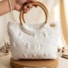 Sac à Main Neige en Crochet et Bois Artisanal Patrinova detail-maille-texture-crochet-poignee-bois-artisanat-tunisien حقيبة يد كروشيه تونسية (Sac à main crochet tunisien) حقيبة يد من مواد طبيعية (Sac à main en matières naturelles)