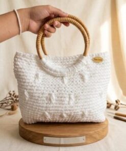 Sac à Main Neige en Crochet et Bois Artisanal Patrinova detail-maille-texture-crochet-poignee-bois-artisanat-tunisien حقيبة يد كروشيه تونسية (Sac à main crochet tunisien) حقيبة يد من مواد طبيعية (Sac à main en matières naturelles)