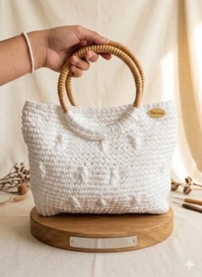 sac-a-main-neige-crochet-bois-artisanat-patrinova Sac à Main Neige en Crochet et Bois Artisanal Patrinova detail-maille-texture-crochet-poignee-bois-artisanat-tunisien حقيبة يد كروشيه تونسية (Sac à main crochet tunisien) حقيبة يد من مواد طبيعية (Sac à main en matières naturelles)