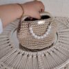 Sac à main artisanal Perle d'Or de Patrinova par Madame Crochet en fil texturé doré brillant avec double anse en perles blanches. حقيبة يد ذهبية للمناسبات والأعراس (Sac à main doré pour événements et mariages) حقيبة كروشيه يدوية الصنع خيط ذهبي (Sac en crochet fait main fil doré) صناعة تقليدية تونسية فاخرة مدام كروشيه (Artisanat traditionnel tunisien de luxe Madame Crochet) حقيبة يد نسائية راقية بالخرز الأبيض (Sac à main pour femme raffiné avec perles blanches)