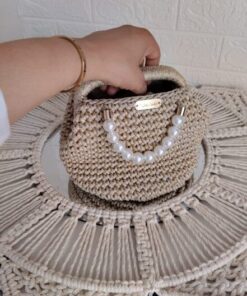 Sac à main artisanal Perle d'Or de Patrinova par Madame Crochet en fil texturé doré brillant avec double anse en perles blanches. حقيبة يد ذهبية للمناسبات والأعراس (Sac à main doré pour événements et mariages) حقيبة كروشيه يدوية الصنع خيط ذهبي (Sac en crochet fait main fil doré) صناعة تقليدية تونسية فاخرة مدام كروشيه (Artisanat traditionnel tunisien de luxe Madame Crochet) حقيبة يد نسائية راقية بالخرز الأبيض (Sac à main pour femme raffiné avec perles blanches)