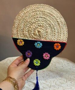 Éventail artisanal aux broderies florales