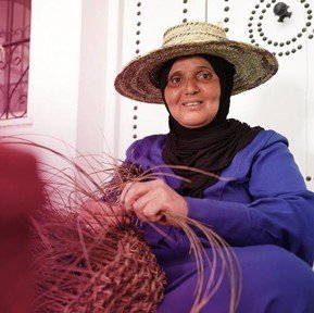 Femme artisane tunisienne, gardienne d'un patrimoine vivant