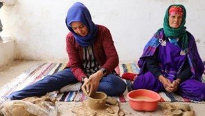 Gestes artisanaux transmis de mère en fille à Sejnane