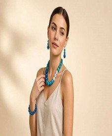Détail de la parure de bijoux artisanale perles bleues et blanches