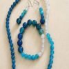 Parure de bijoux artisanale en perles bleues et blanches - collier, bracelet, boucles d'oreilles