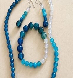 Parure de bijoux artisanale en perles bleues et blanches - collier, bracelet, boucles d'oreilles