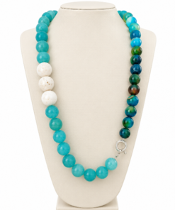 Détail du collier agate bleue et perles blanches en pierres naturelles