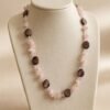 Collier artisanal Douceur Rosée en quartz rose et perles sombres