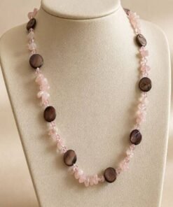 Collier artisanal Douceur Rosée en quartz rose et perles sombres