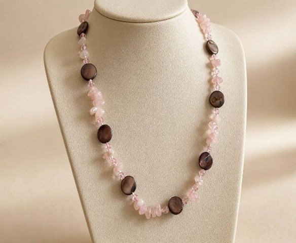 Image9 Collier artisanal Douceur Rosée en quartz rose et perles sombres