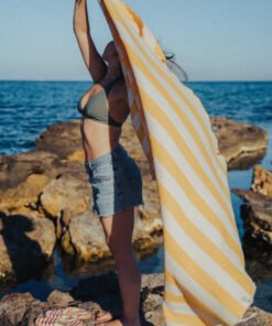 Fouta tunisienne en coton à rayures jaune et blanc cassé, tissage artisanal
