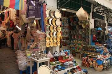 Souk tunisien avec céramiques et artisanat traditionnel